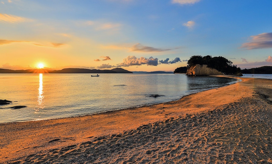 Sunrise at Angel Road: this is a famous travel spot on the Island as it appears only 2hours' before and after the low tide.