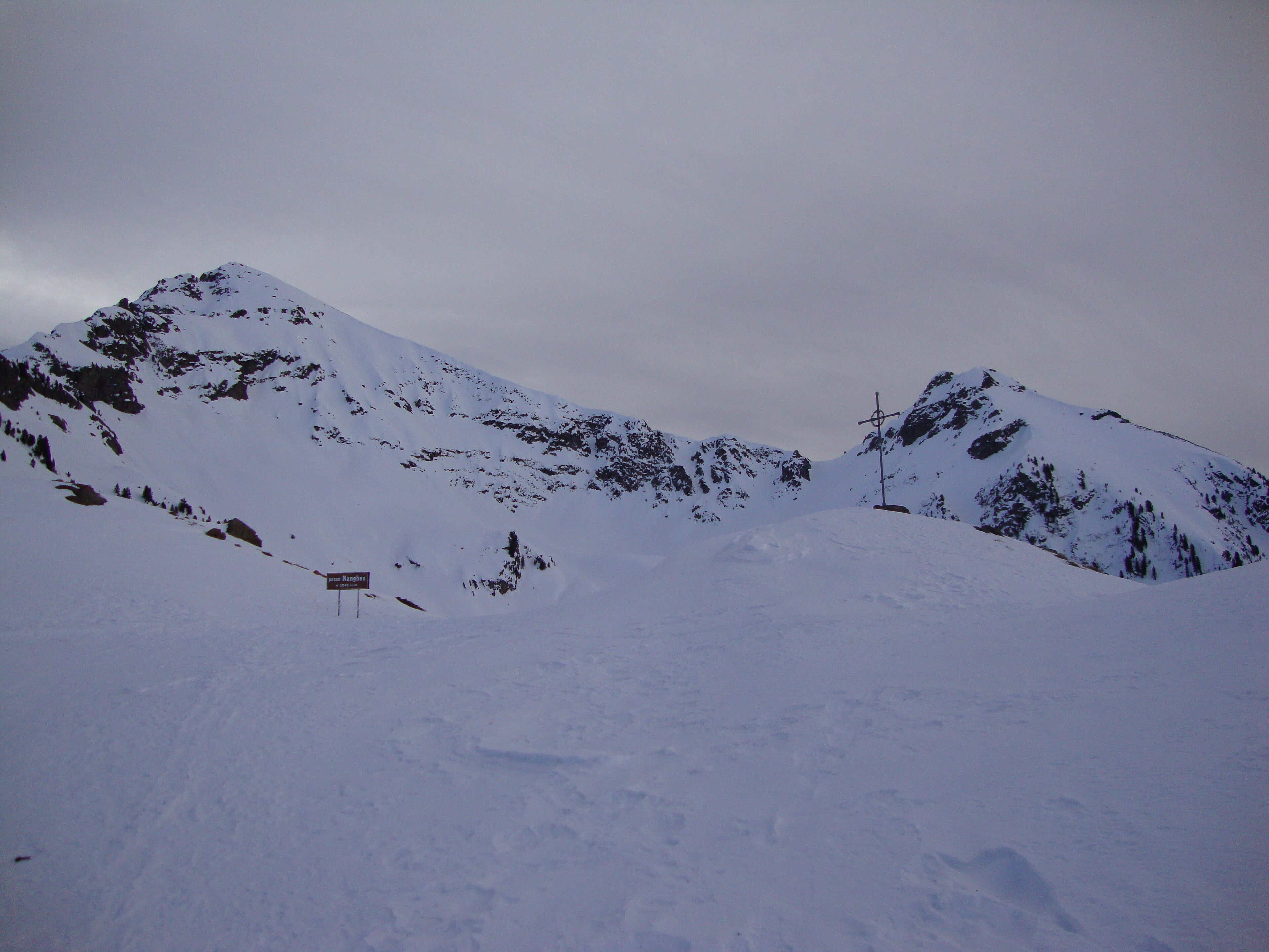 passo manghen la strada non c'è,sullo sfondo la ziolera