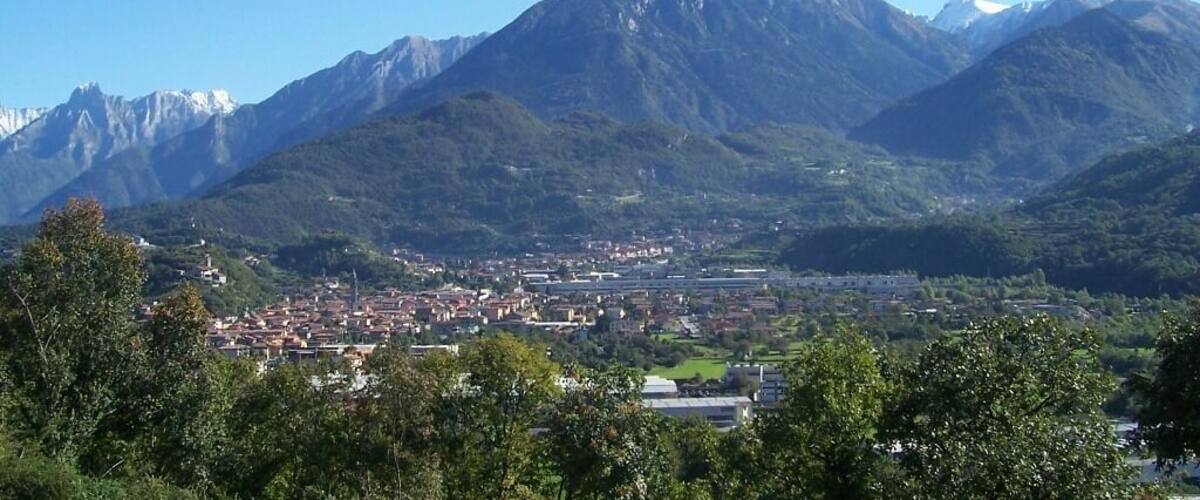 A town nestled in a valley with mountains in the background.