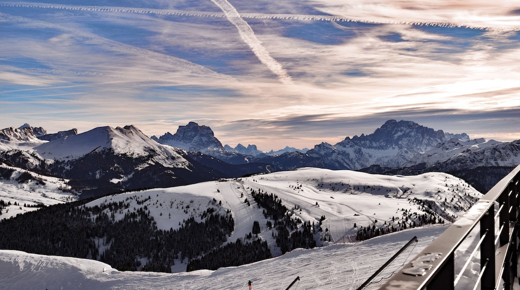 Appassionante scalata del piz boé con vista delle caste Dolomiti