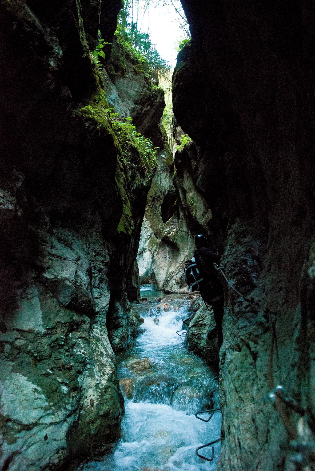 Passaggio nella forra del fiume