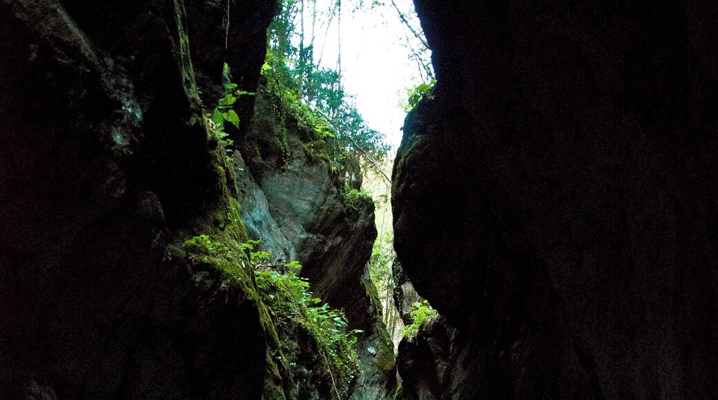 Passaggio nella forra del fiume