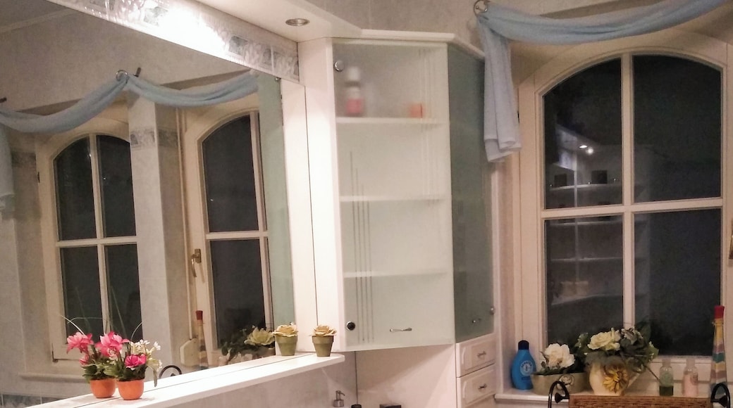 One of the most charming places we've ever slept in while travelling. Huge rooms, lovely garden.
Very nice and thoughtful owner; you really can't get a more comfortable sleep than here. :)