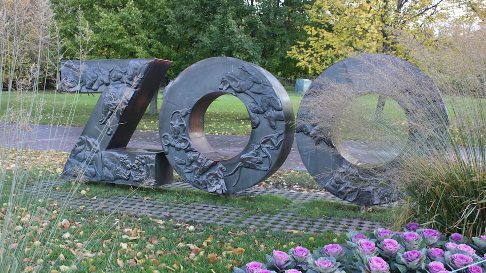 Haabersti which includes a park, outdoor art and flowers