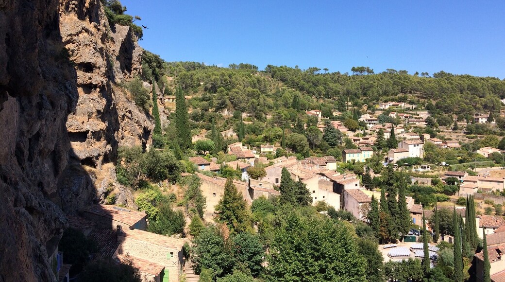 Cotignac : beau village provençal.