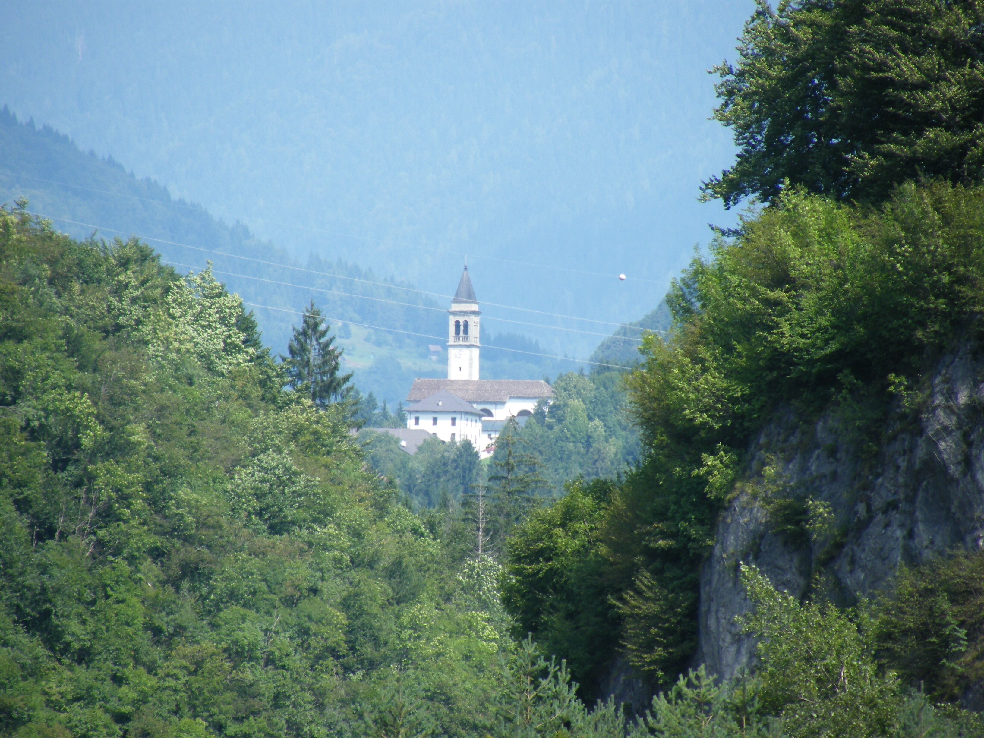 Ovaro, Chiesa della SS. Trinità vista dai pressi del ponte di Muina