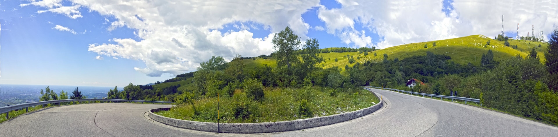 Strada per Piancavallo con Castaldia sullo sfondo - panorama estivo