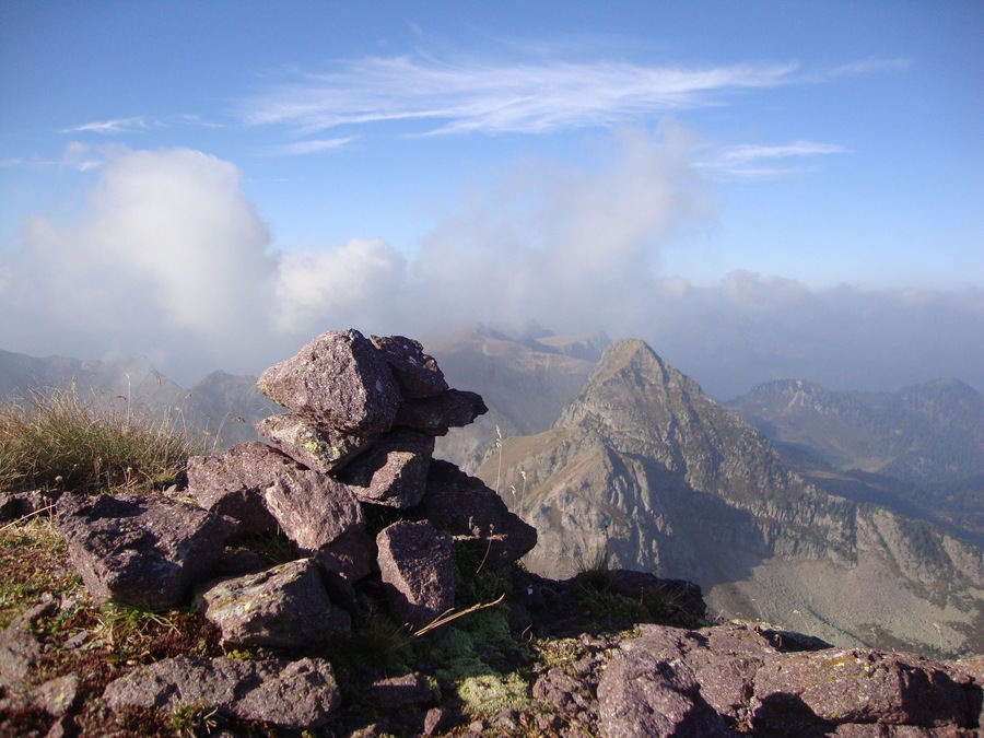 cima delle Buse m. 2584 ,di fronte la Pala del Beco