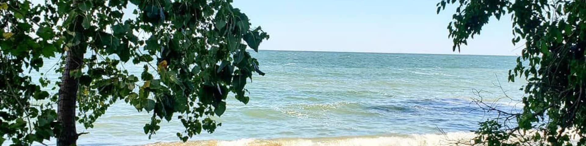 Walking up to the beach after a long hike is the best feeling, especially when you find out it is lake Erie! What a refreshing and exhilarating end to a hike. 
#adventure