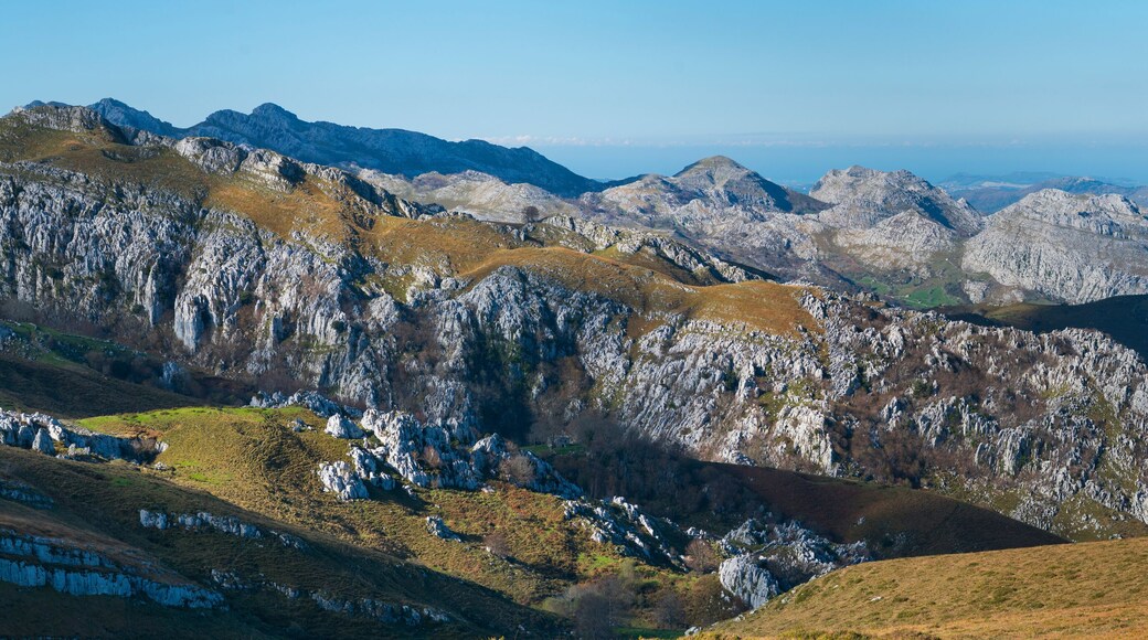 Los Machucos o Colláu Espina. It is located at 921 metres (3,022 ft) above sea level and communicates the villages of Bustablado and San Roque de Riomiera. Valles Pasiegos, Cantabria, Spain, Europe
