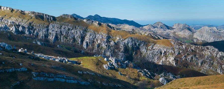 Los Machucos o Colláu Espina. It is located at 921 metres (3,022 ft) above sea level and communicates the villages of Bustablado and San Roque de Riomiera. Valles Pasiegos, Cantabria, Spain, Europe