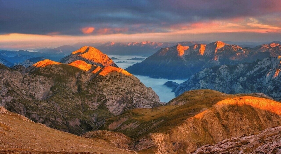 September 2016
Schiestlhaus, Hochschwab, Styria, Austria
Early sunset view northwest from Schiestlhaus hut (alt. 2.157 meters) in the middle of Hochschwab mountain range. The mist marks the valley of river Salza some 1.500 meters below. There are basically no lifts in the Hochschwab, so you can enjoy it in its natural state. In September the weather is quite stable and only few tourists which get such rewarding views for the pain of hiking it by own feet.