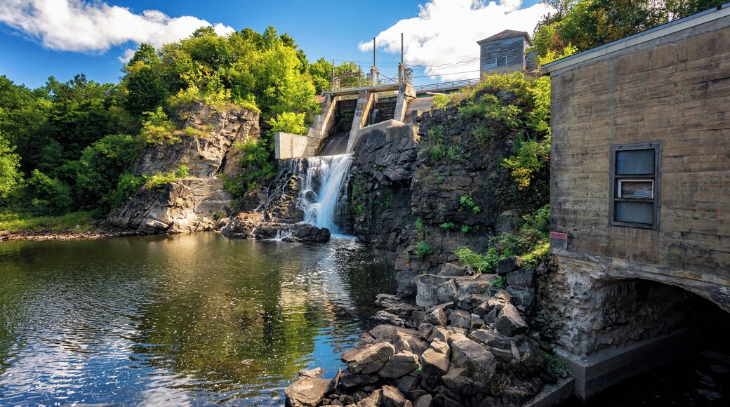 Old Theresa hydro plant, located in Theresa, NY, close to the border with Canada. The place is beautiful, specially during the fall. #NY #Dam #RenewableEnergy