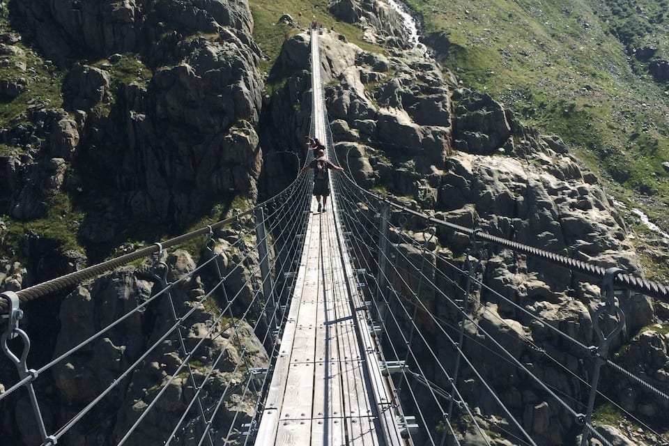 Un pont suspendu dans une région montagneuse.