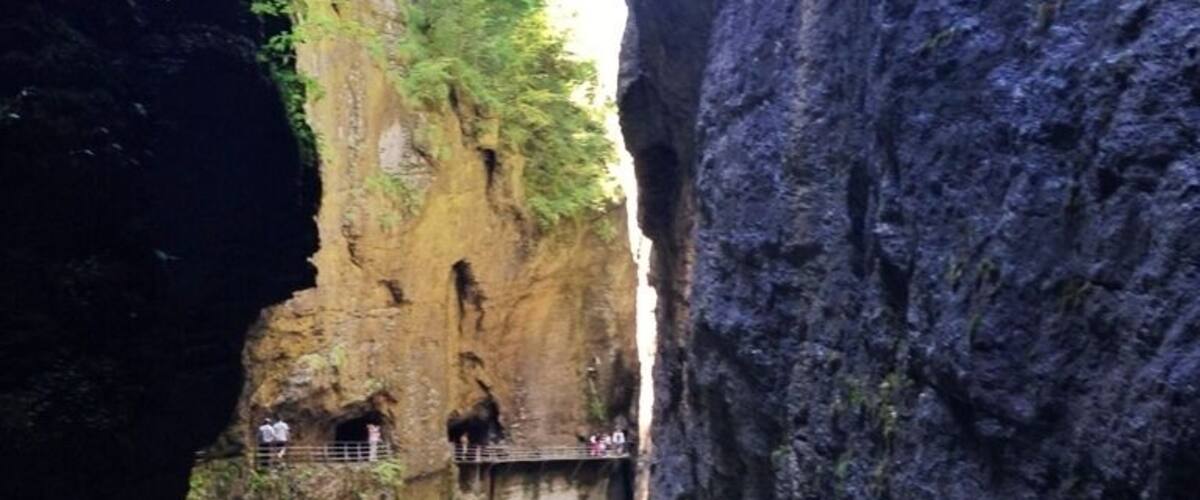 The Aare Gorge between Meiringen and Innertkirchen is nearly 200 meter deep and hardly more than a meter wide at its narrowest point. The fascinating, narrow gorge is the result of a limestone rocks, the "Kirchet", which hindered the flow of the Aare from the Grimsel region. Over the course of millenia, the water has eroded various paths - today's Aare Ravine is the most recent of those paths.
Since the end of the 19th century, the 1.4 kilometer long adventure gorge can be reached by bridges and tunnels. It takes about 40 minutes to hike through to the other entrance/exit, on the opposite side, namely, the Innertkirchen side.