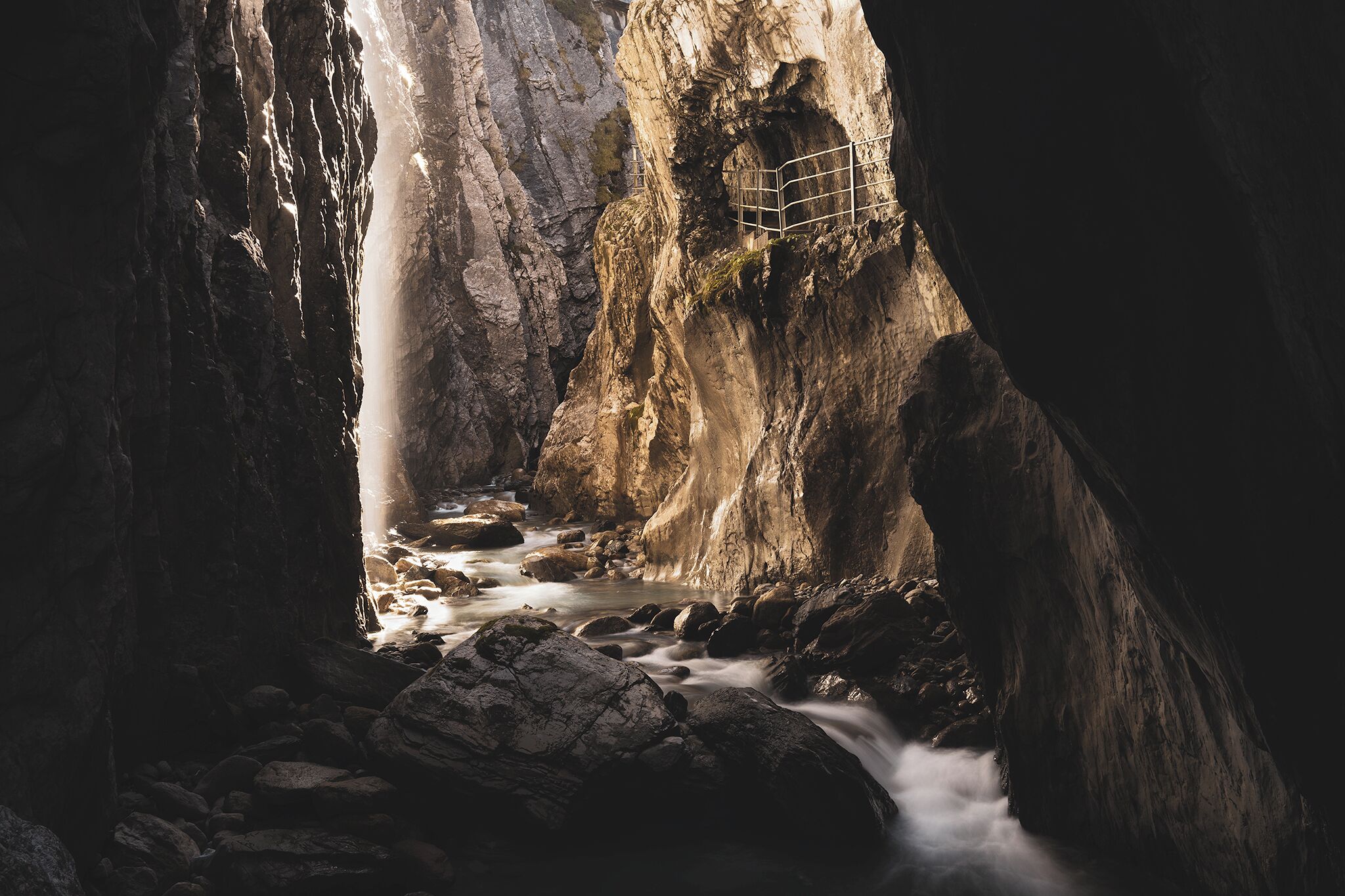 Halfway up the gorge, this is one of the scenic spots you won't miss out!