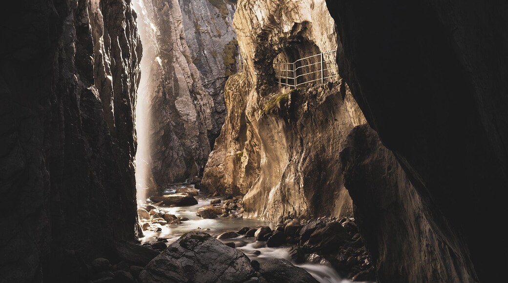 Halfway up the gorge, this is one of the scenic spots you won't miss out!