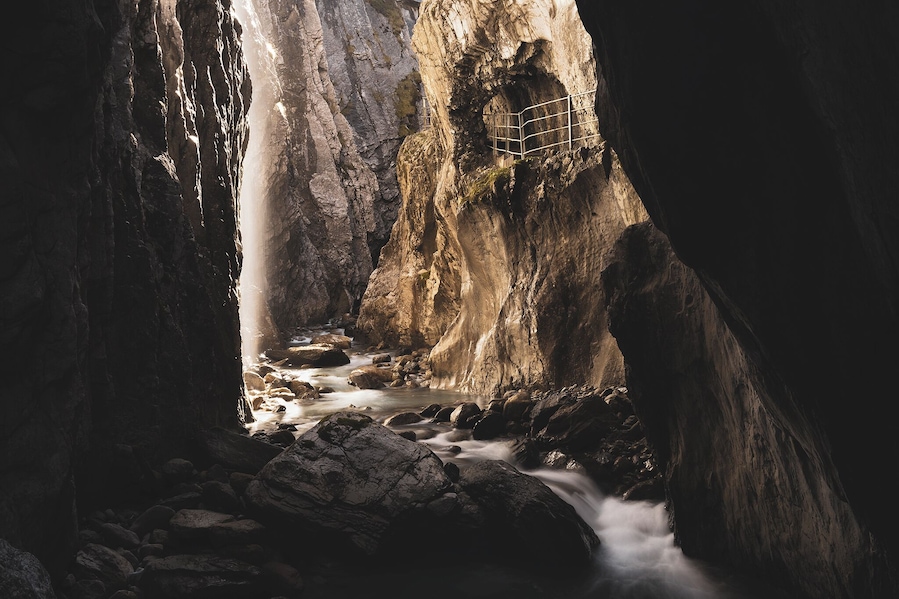 Halfway up the gorge, this is one of the scenic spots you won't miss out!