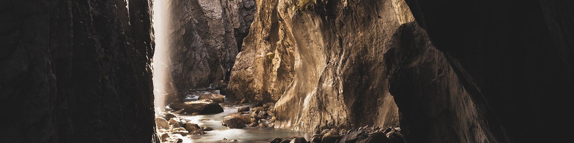 Halfway up the gorge, this is one of the scenic spots you won't miss out!