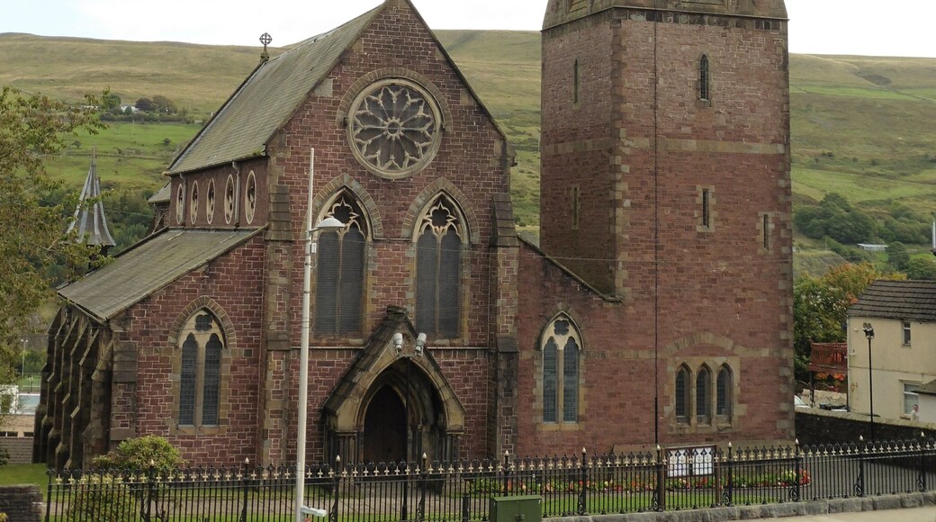 Une église dotée d’un clocher imposant et d’une horloge.
