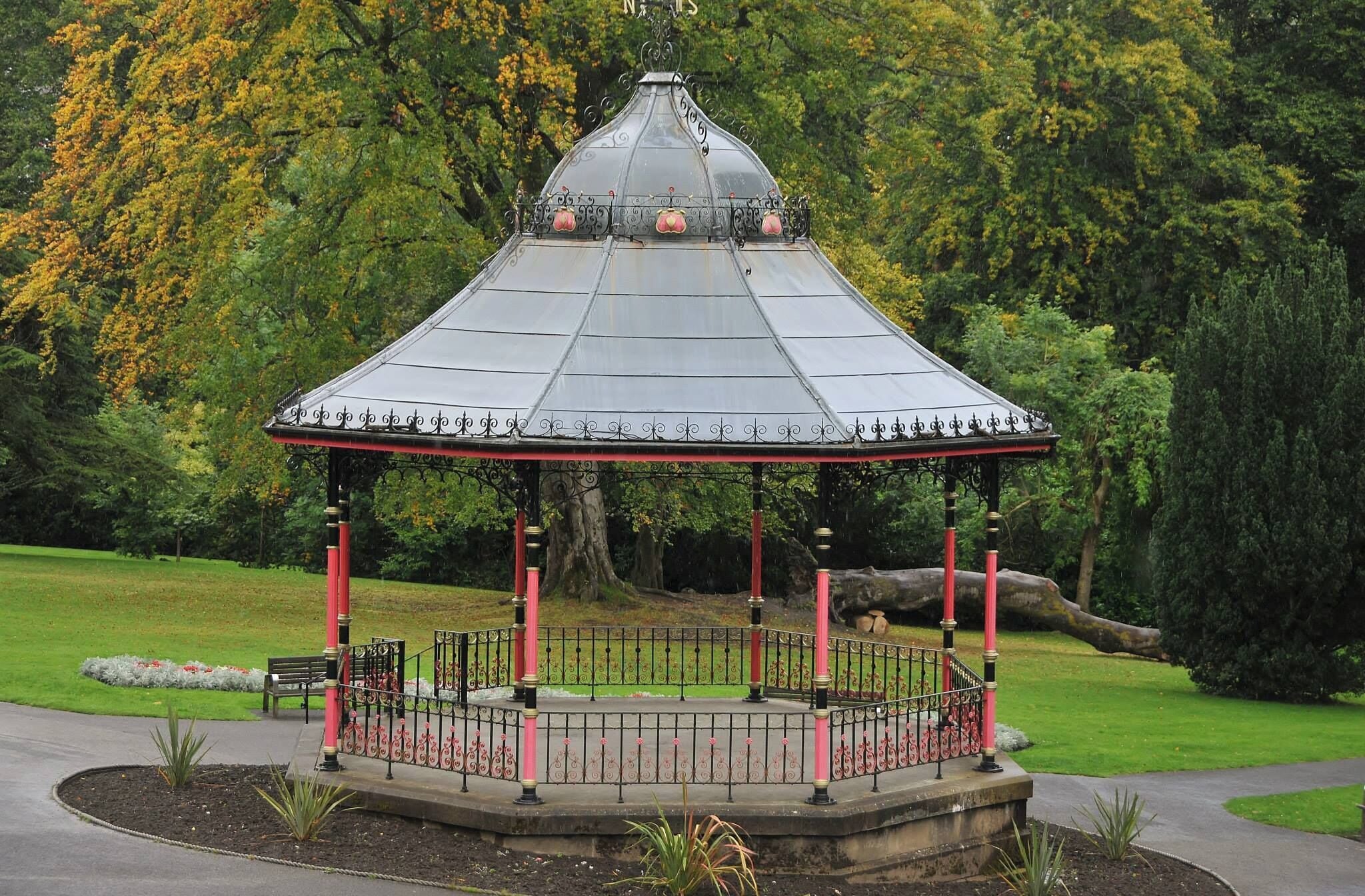 Bandstand.
Free admission to the park when visiting.