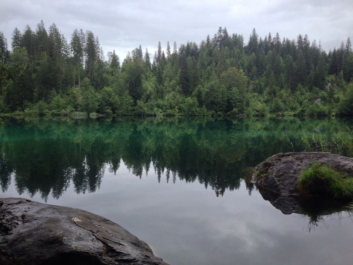 Picture poetry. I would not want hords of tourists to show up here, but if you are in the neighborhood: lag la cresta is a clear, crystal clear, lake - the intake of water is subsurface only. It's serenity is best enjoyed swimming early in the morning.

Take the exit Trin Mulin and follow the white signs "Cresta See". It is a 20 minute walk from the parking lot.