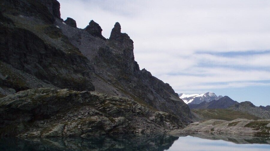 5 crystal clear mountain lakes and spectacular views of the Alps of Eastern Switzerland are the highlights of the mountain walk from the Pizolhütte to Gaffia. The 5-lake walk on the Pizol is one of the real classics among mountain walks.