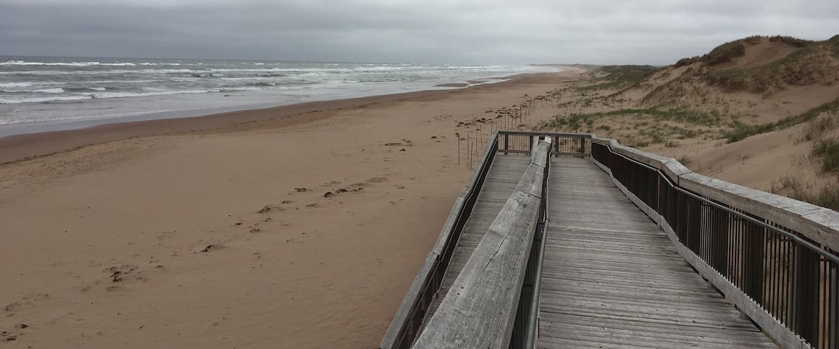 Not a great day, windy and cold... but it makes for good pictures. Can you imagine the sound of the waves and the smell of the sea!