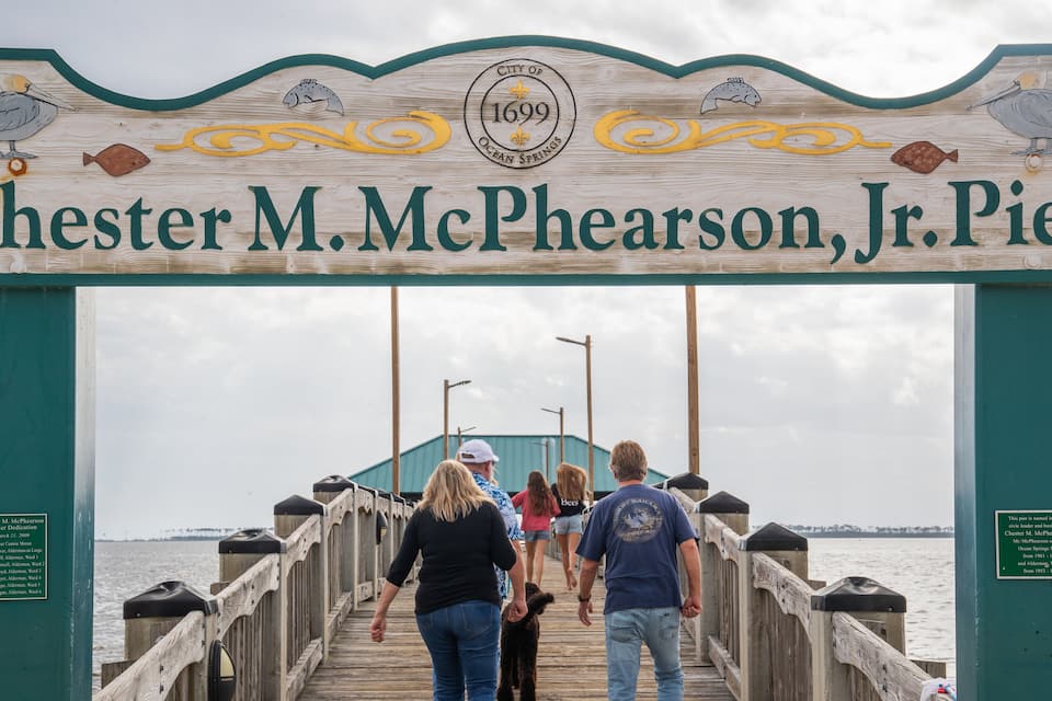 Un moll anomenat Chester M. McPheerson, Jr., amb un senyal de fusta que mostra pelicans i peixos, i una placa commemorant la seva inauguració.