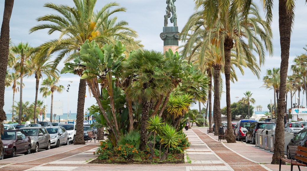 Puerto Banús featuring a garden
