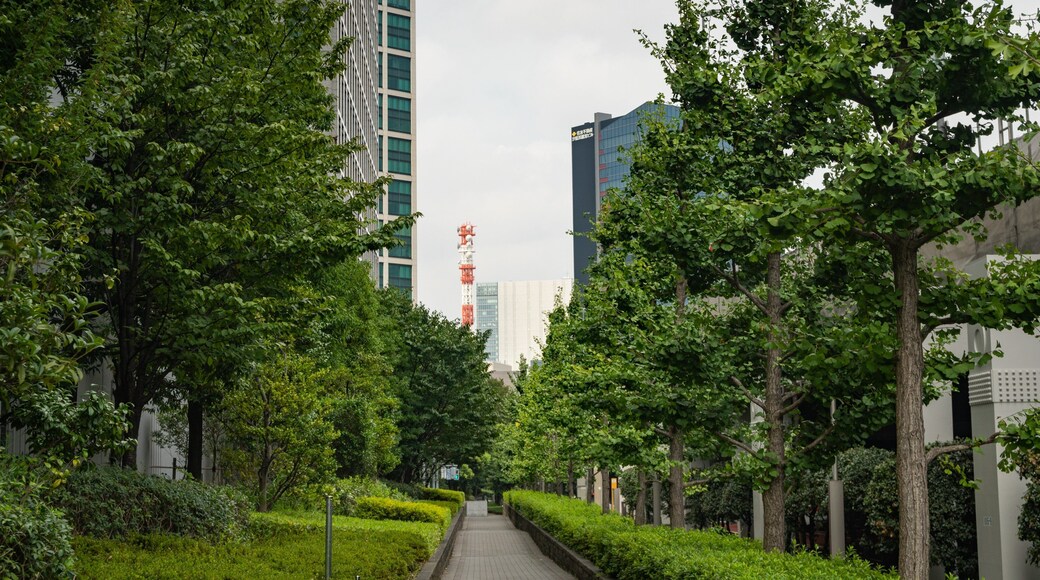 Hamamatsucho showing a park