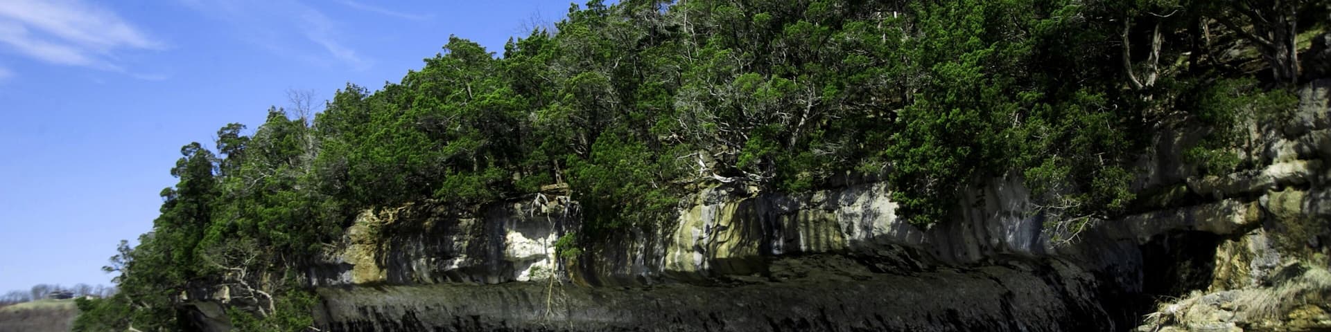 Beaver Lake フィーチャー 湖あるいは泉 と 岩の多い海岸線