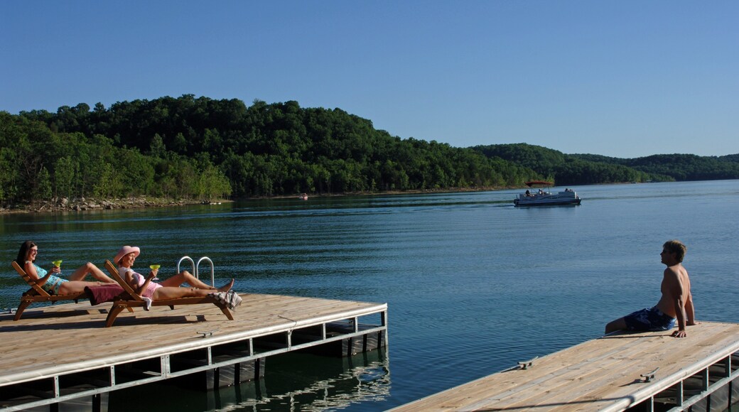 Beaver Lake som viser innsjø i tillegg til en mann