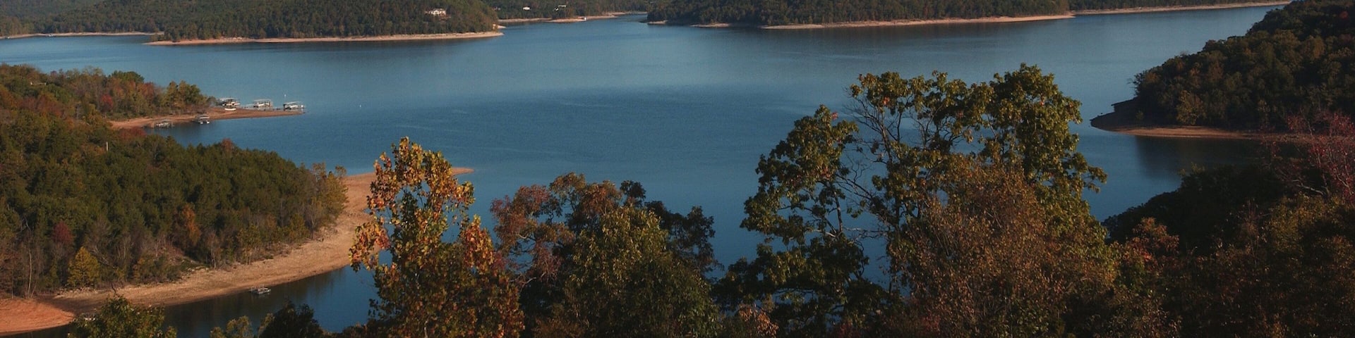 Beaver Lake mostrando um lago ou charco, florestas e paisagens litorâneas