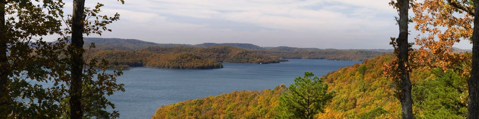Beaver Lake caracterizando cenas de floresta, folhas de outono e um lago ou charco