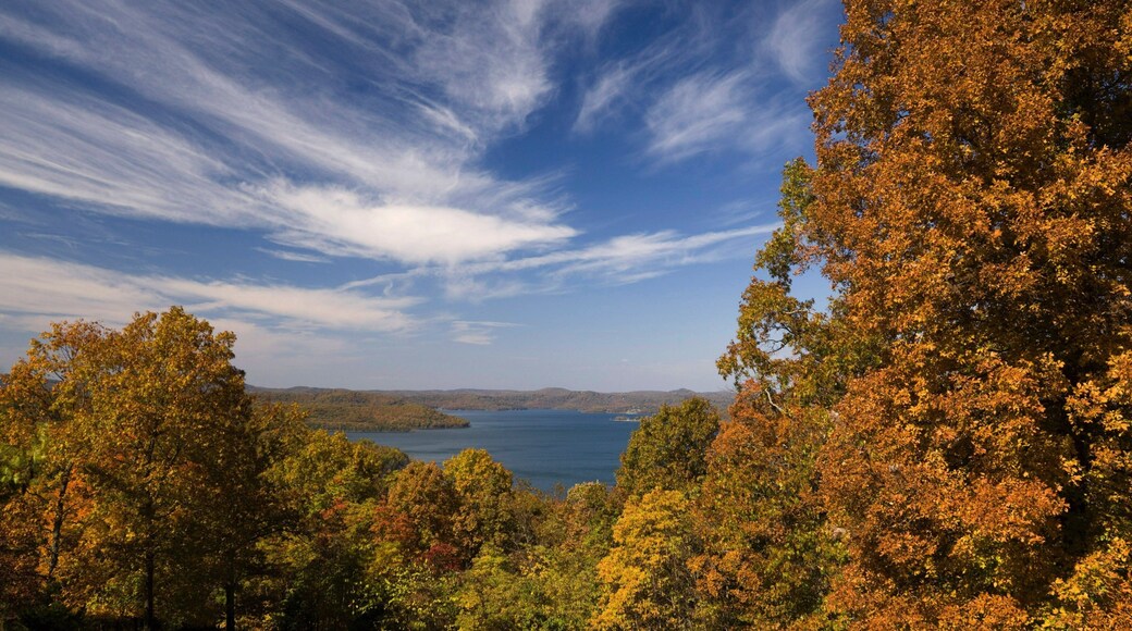 Beaver Lake que incluye colores de otoño y un lago o espejo de agua