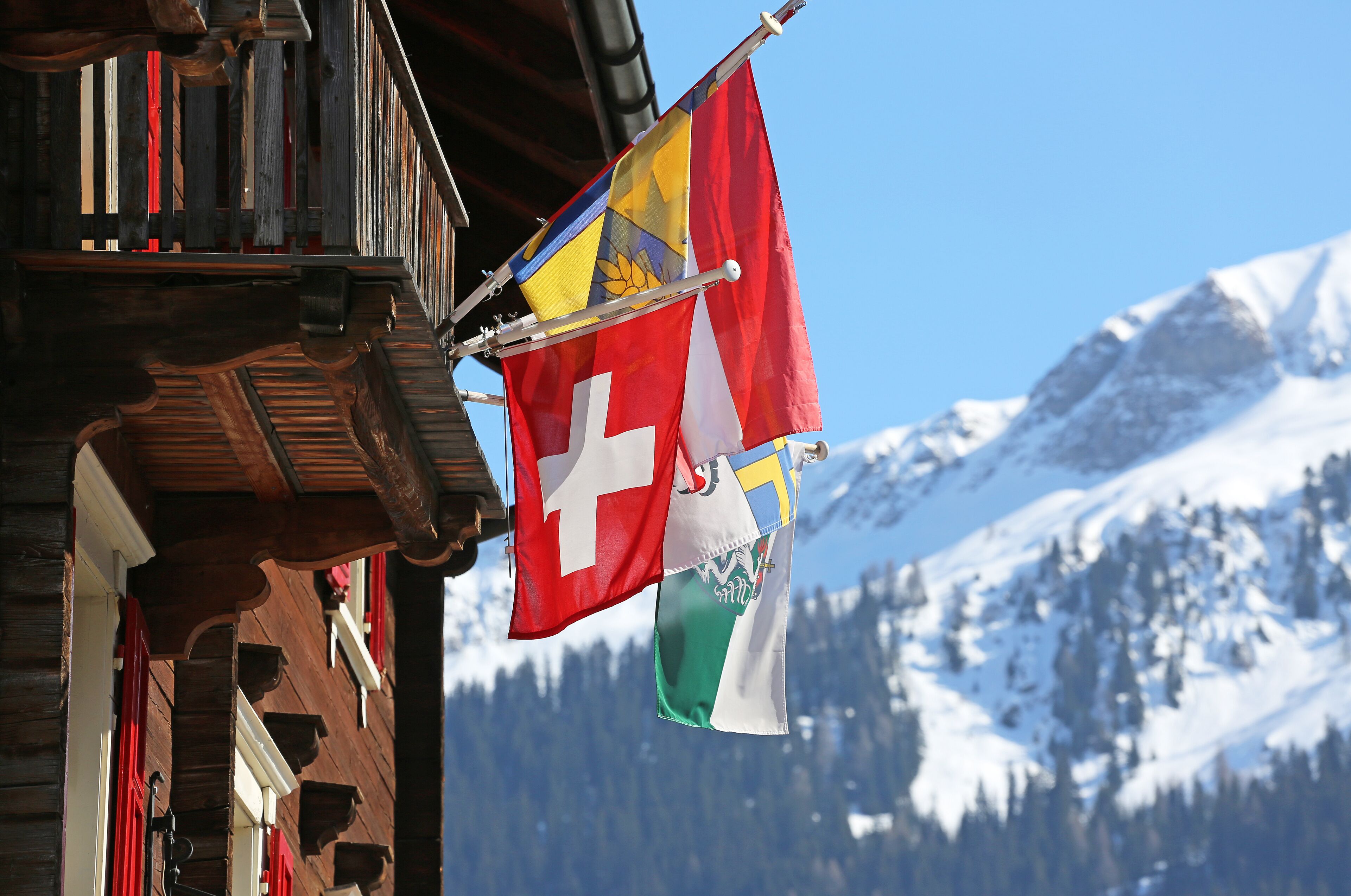 Schweizer Flaggen an Holzhaus