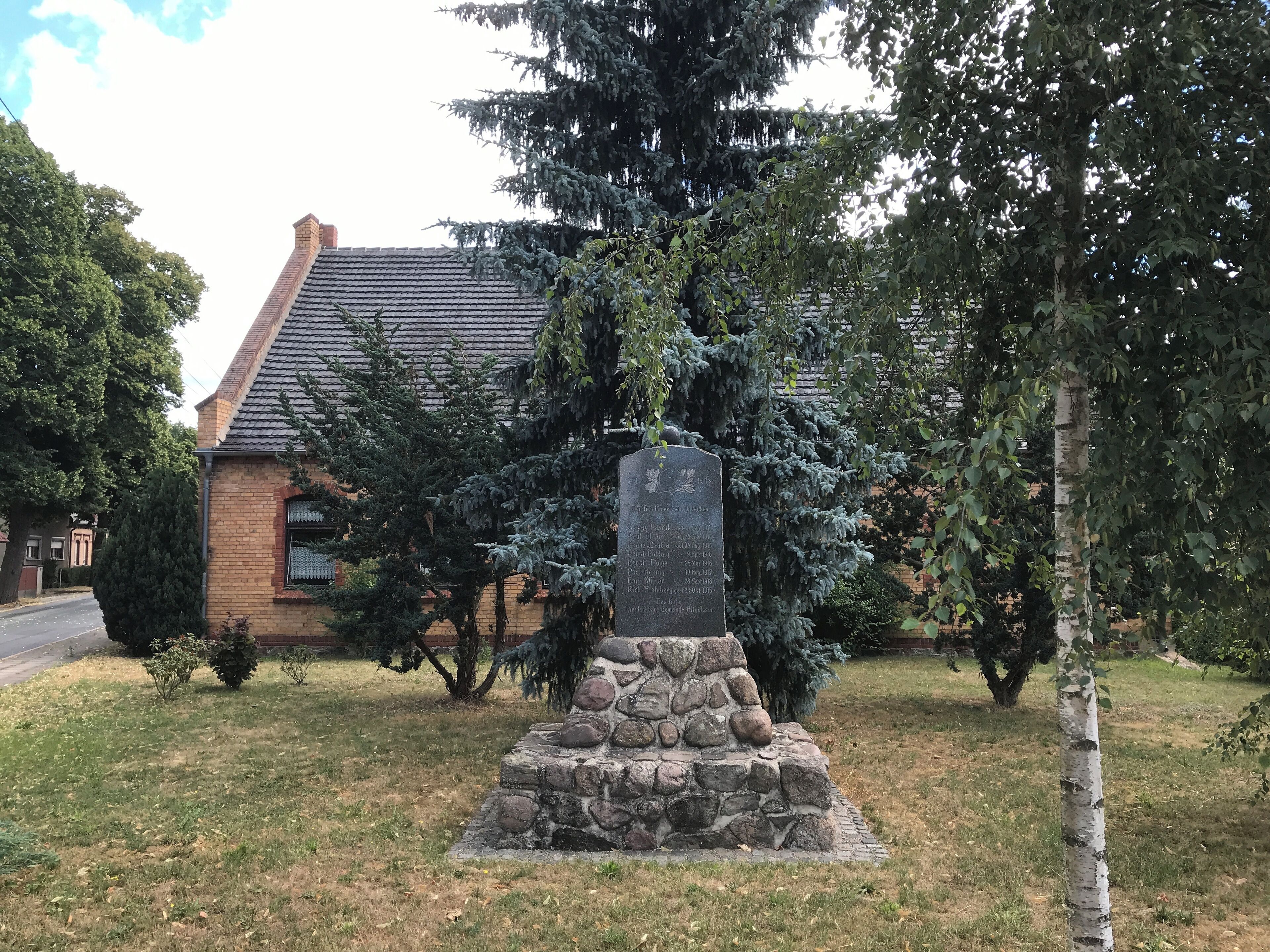 Die Dorfkirche in Altgolßen entstand Anfang des 14. Jahrhunderts und wurde in den Jahren 1899 bis 1902 erheblich umgebaut. Auf dem angrenzenden Friedhof befinden sich bedeutende Gräbdenkmäler aus den Patronatsfamilien des 18. und 19. Jahrhunderts.