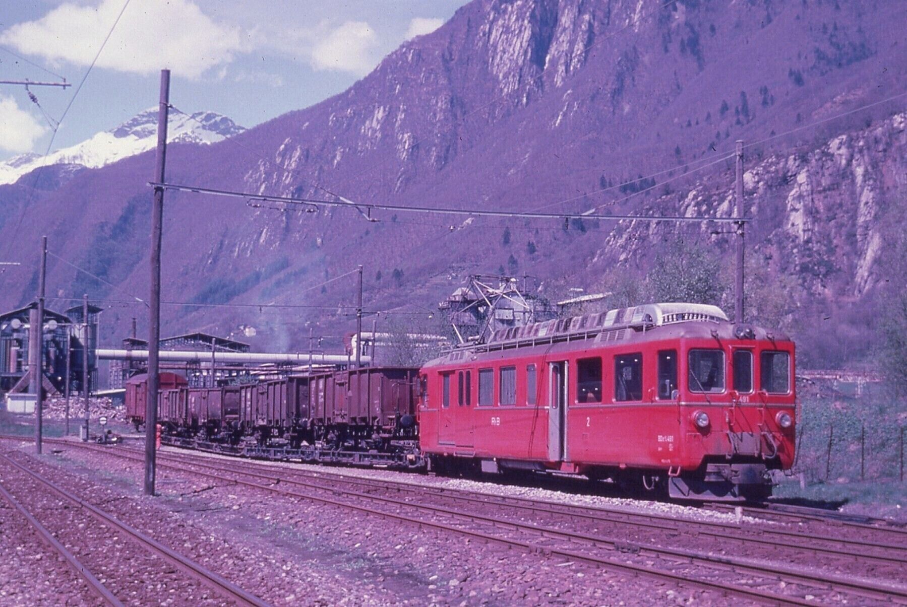 Photo: Estéban. Prise en ? Ligne supprimée en service voyageurs le 28 mai 1972, le service marchandises c'est prolongé encore pendant plusieurs années, mais il n'existe plus,à ce jour, une petite partie de cette ligne existe toujours en trains touristique. Row deleted in passenger service May 28, 1972, freight service is extended for several more years, but there is more to this day, a small part of this line still exists in tourist trains.