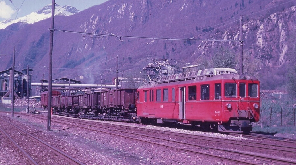 Photo: Estéban. Prise en ? Ligne supprimée en service voyageurs le 28 mai 1972, le service marchandises c'est prolongé encore pendant plusieurs années, mais il n'existe plus,à ce jour, une petite partie de cette ligne existe toujours en trains touristique. Row deleted in passenger service May 28, 1972, freight service is extended for several more years, but there is more to this day, a small part of this line still exists in tourist trains.