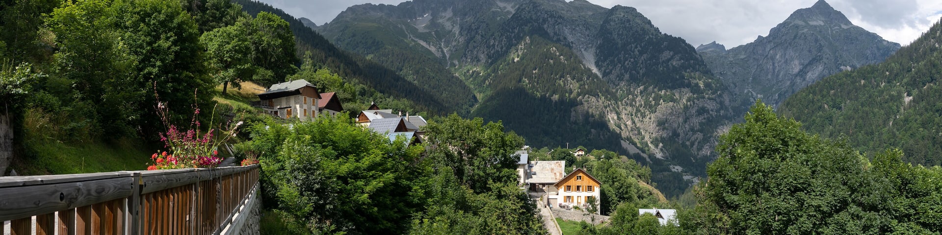Le Rivier d'Allemont, village dans les Alpes