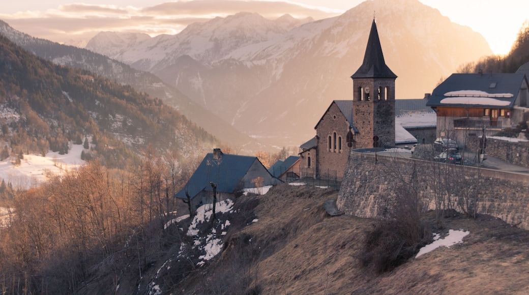 village de Vaujany devant un coucher de soleil