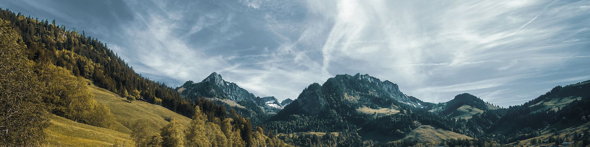 The round lake walk takes about 45 min to 1 hour, depending upon your rhythm. Quite a lot of photo spots on offer along the way.