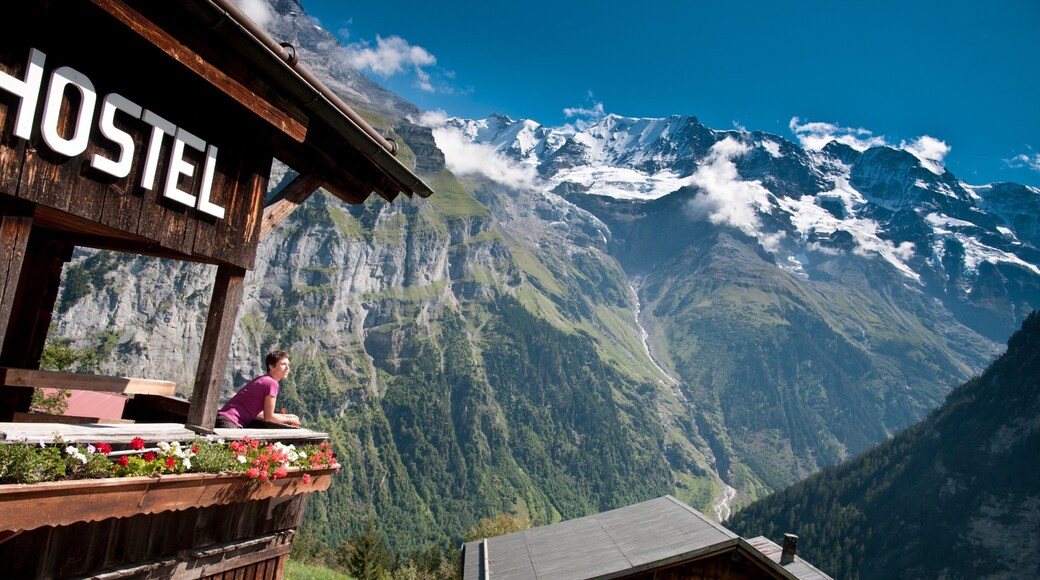 De bernesiske Alper som viser fjell i tillegg til en kvinne