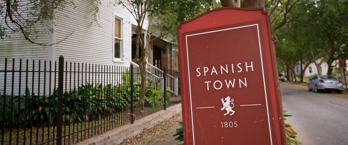 Quartier historique Spanish Town montrant signalisation