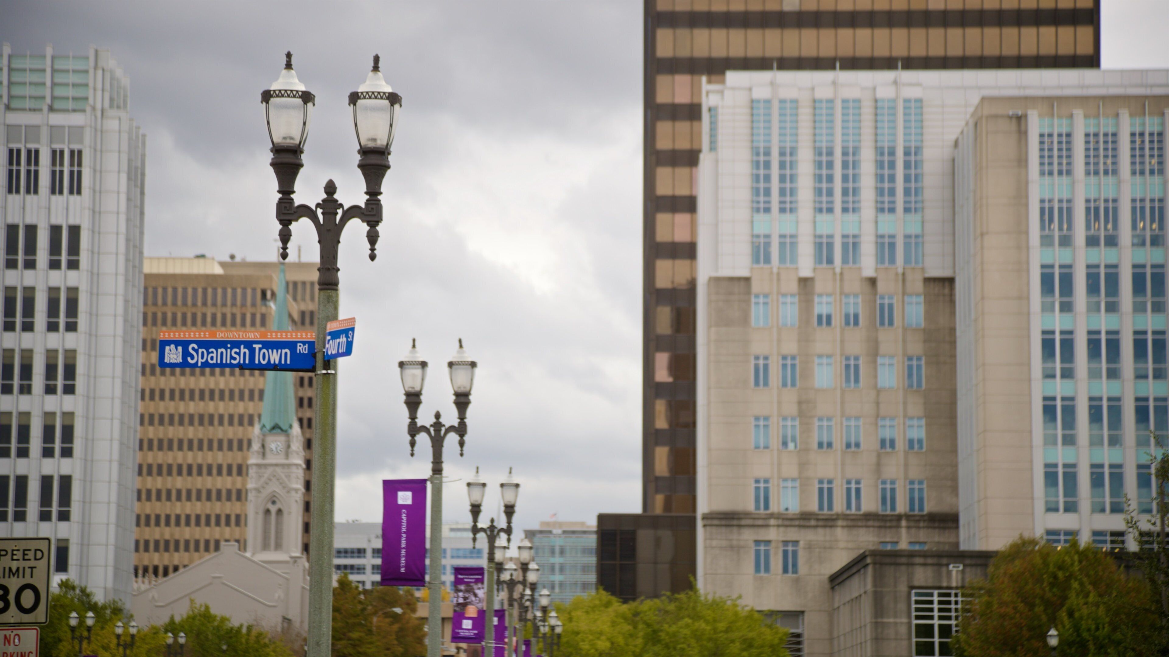 Spanish Town Historic District som inkluderar skyltar och en stad