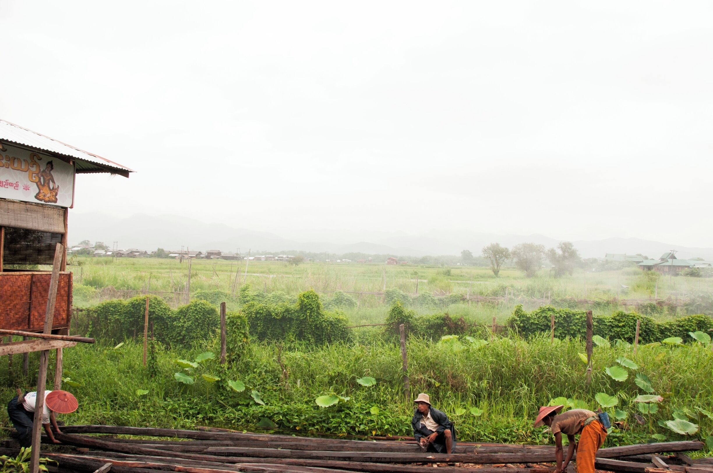 Misty morning at Inle Lake. 

#Myanmar #travel #solo #inlelake #peoplephotography 
