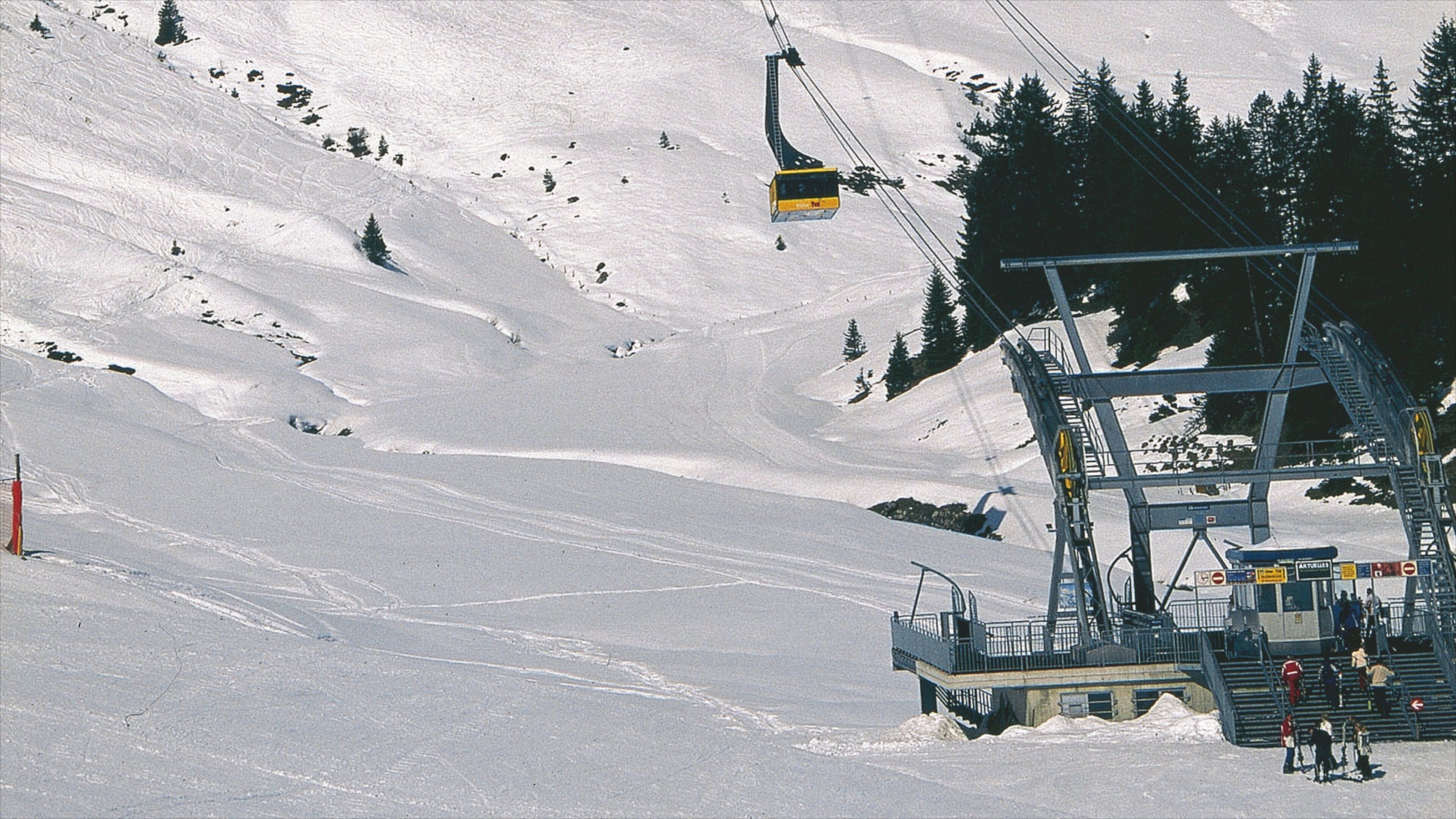 Mayrhofen che include funivia e neve