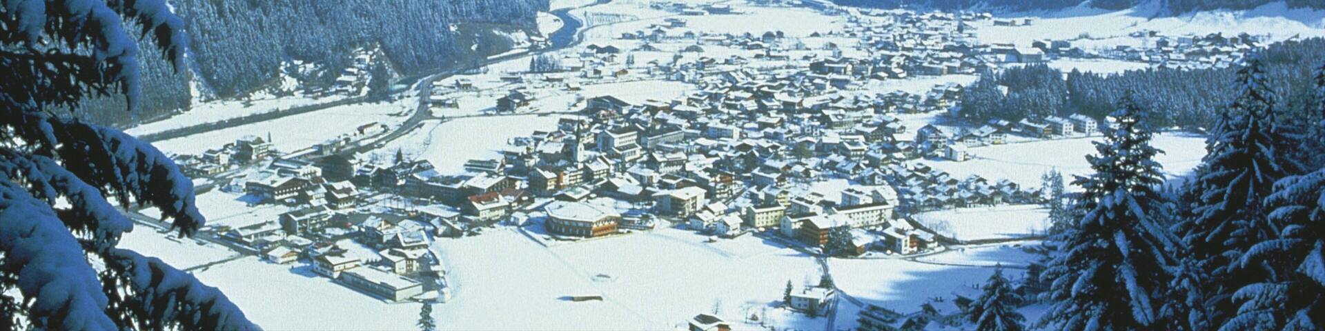 Mayrhofen mettant en vedette petite ville ou village, neige et montagnes