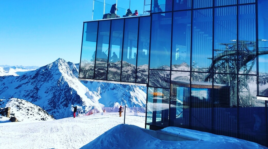 ICE Q als James-Bond-Location.